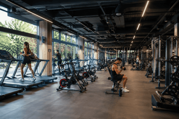 Sala de entrenamiento moderna con zona de cardio y musculación en un gimnasio de España